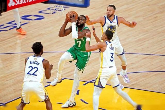 梁军：从童养媳到新中国首位女拖拉机手